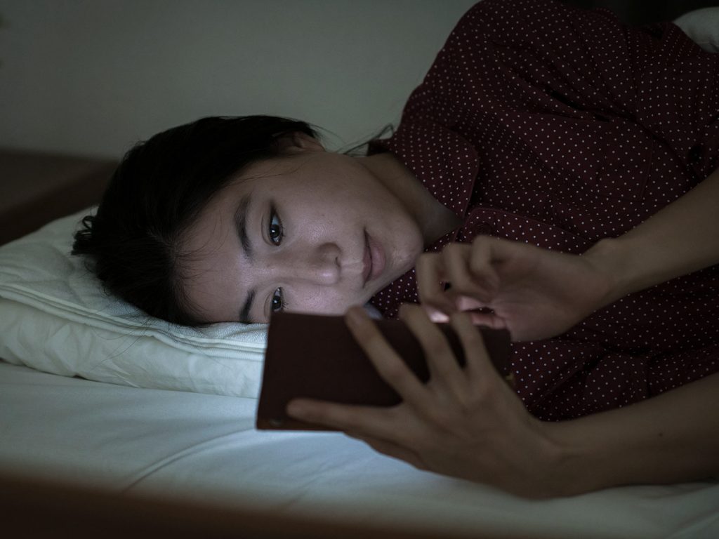 その不眠症は“テクノストレス症候群”かも！寝る前スマホはＮＧ