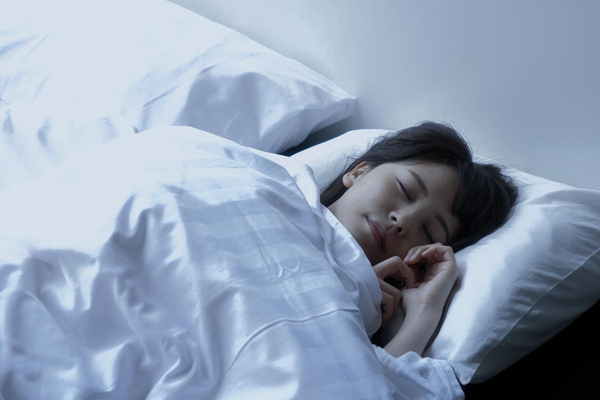 寒さで寝起きがツライ…スッキリ目覚める方法は？